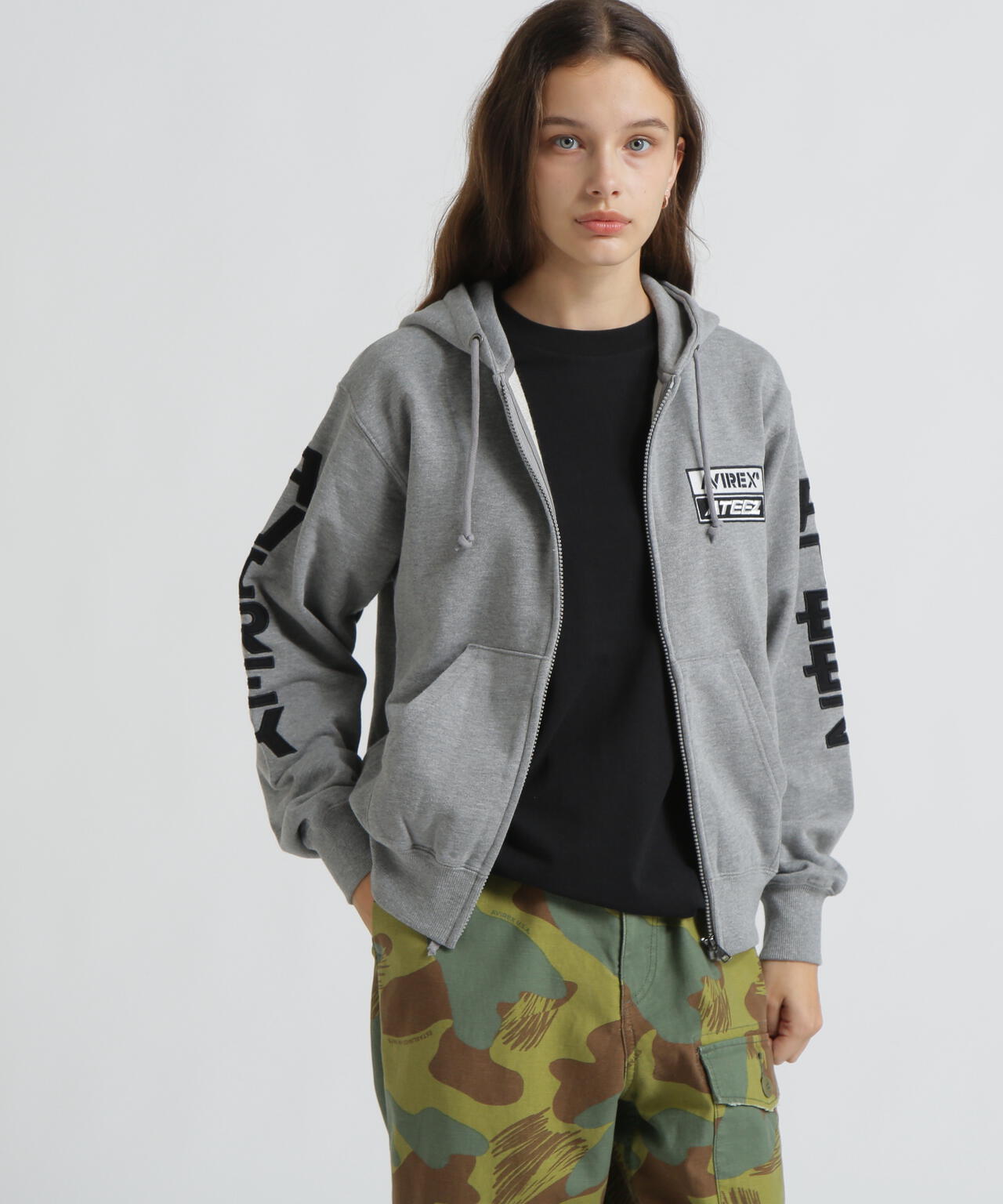 AVIREX ATEEZ SLEEVE LOGO PARKA パーカー AVIREX × ATEEZ / SLEEVE LOGO PARKA | AVIREX（アヴィレックス