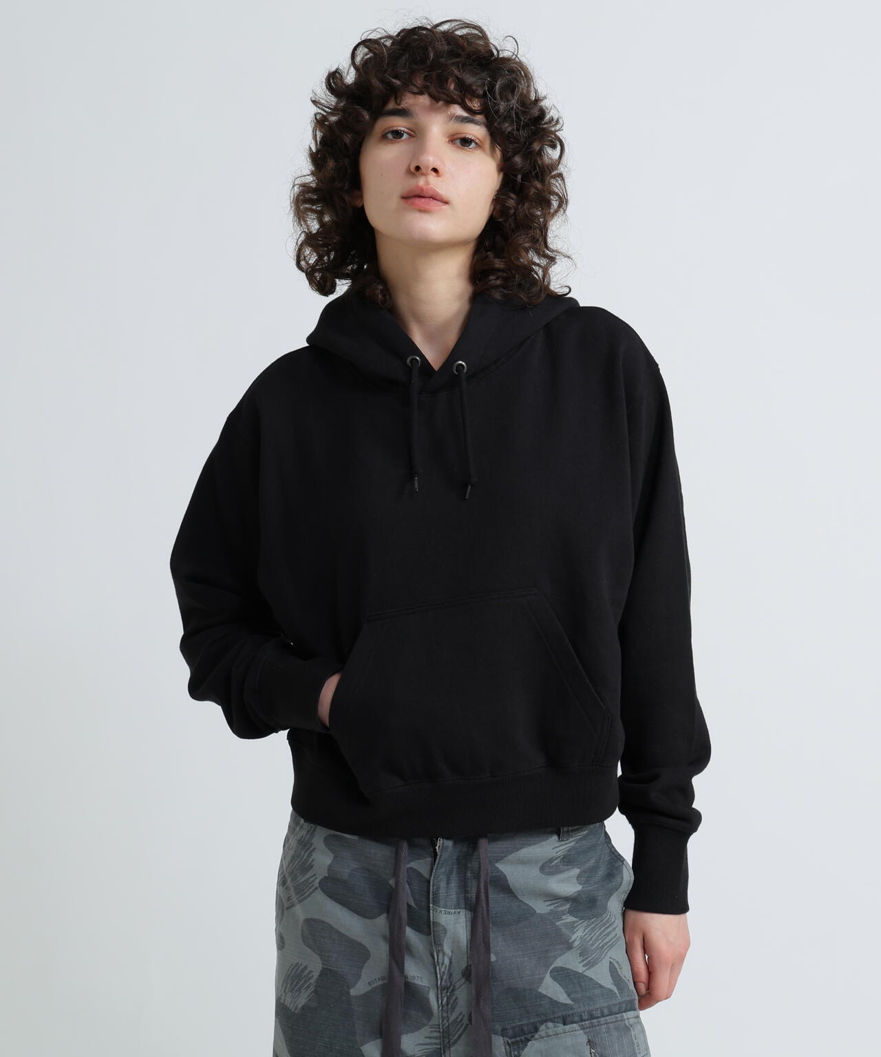 《WOMAN/直営店限定》GRAFFITI EMBROIDERY PARKA/グラフィティ刺繍パーカー