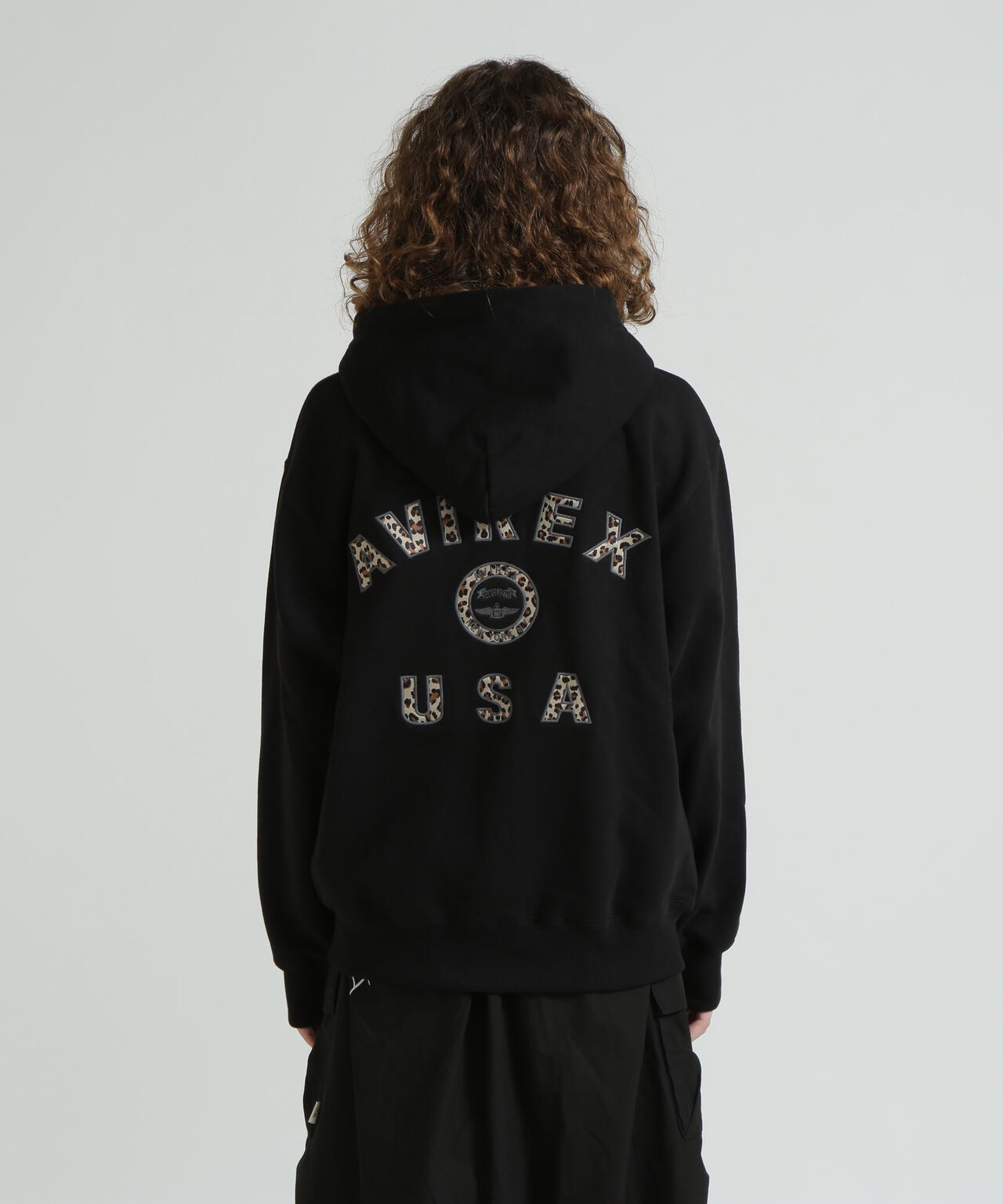 取扱店限定アイテム》LEOPARD VARSITY LOGO PARKA | AVIREX