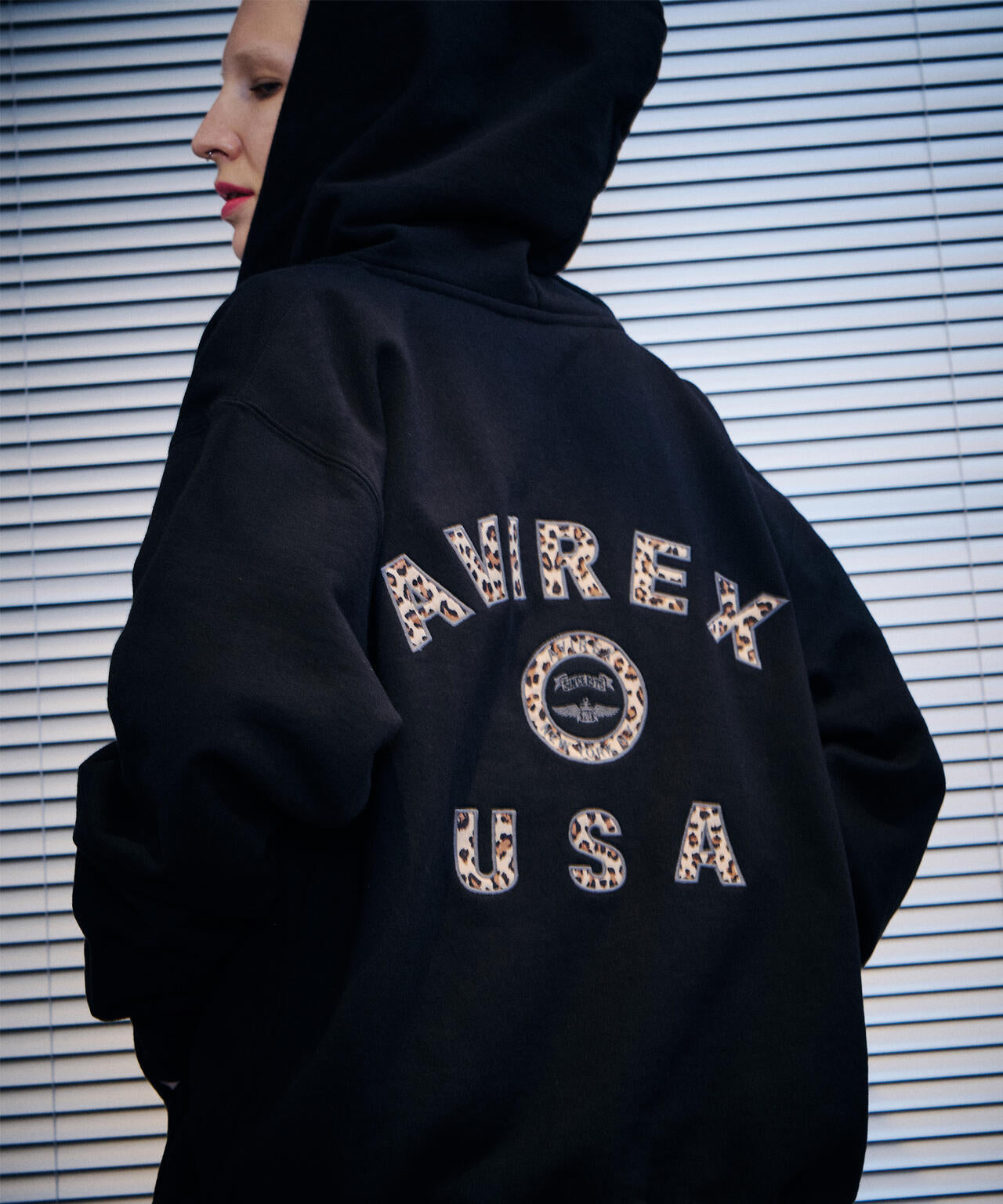 取扱店限定アイテム》LEOPARD VARSITY LOGO PARKA | AVIREX