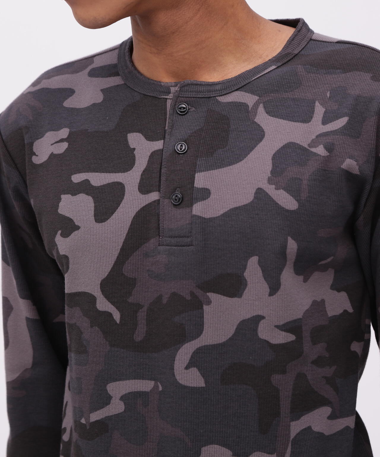 WEB限定》《DAILY/デイリー》 RIB L/S HENLEY NECK T-SHIRT CAMOUFLAGE