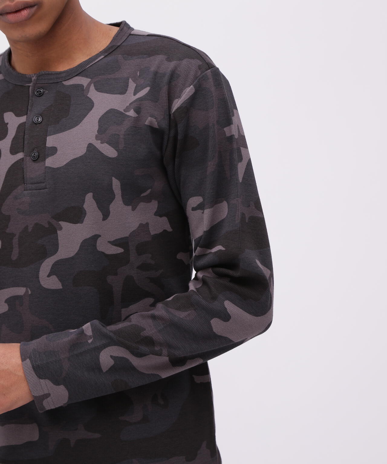 WEB限定》《DAILY/デイリー》 RIB L/S HENLEY NECK T-SHIRT CAMOUFLAGE