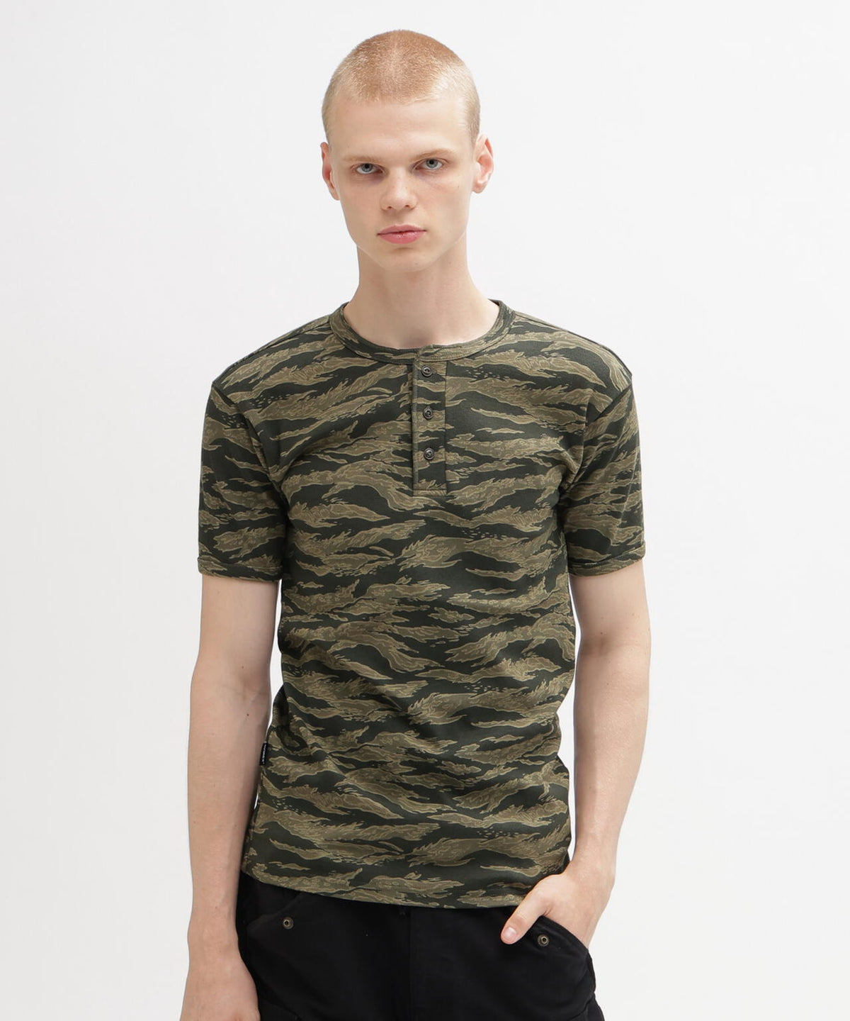《DAILY/デイリー》RIB S/S HENLEY NECK T-SHIRT ”CAMOUFLAGE”