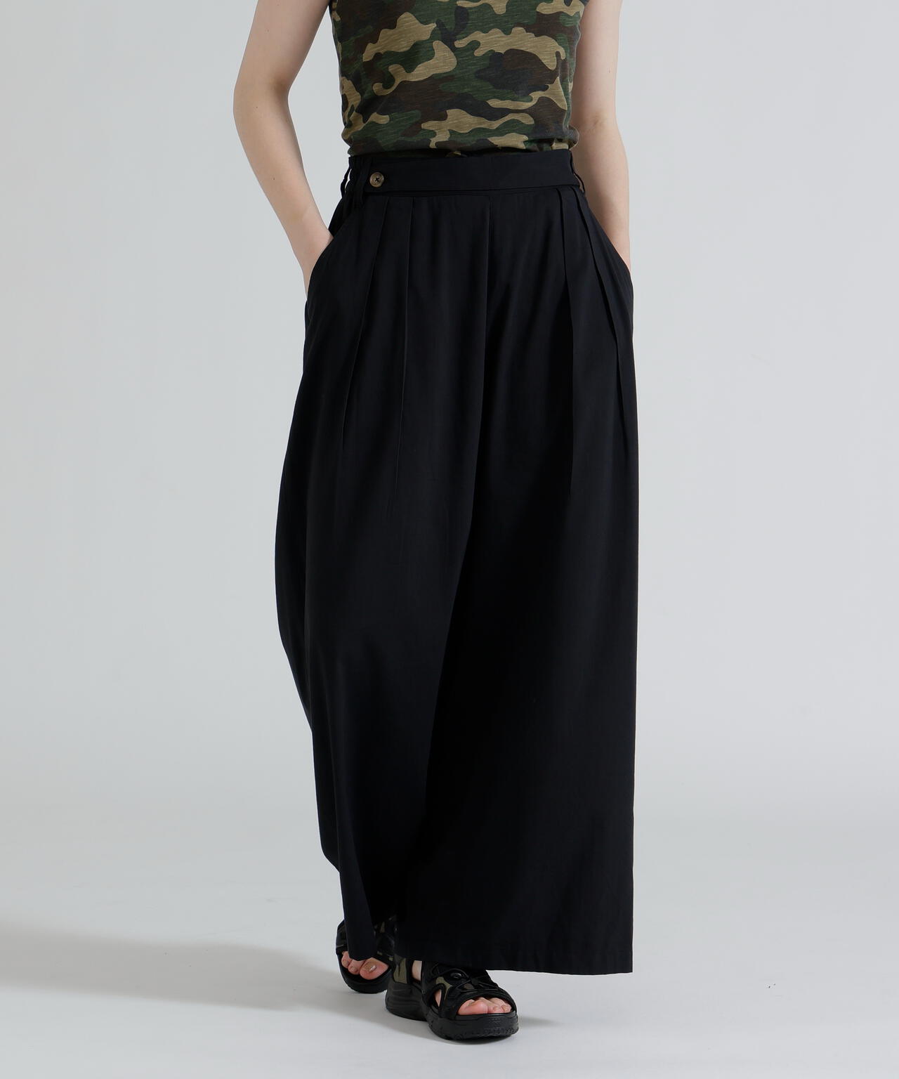 DESIGN BELT TUCK DETAIL PANTS