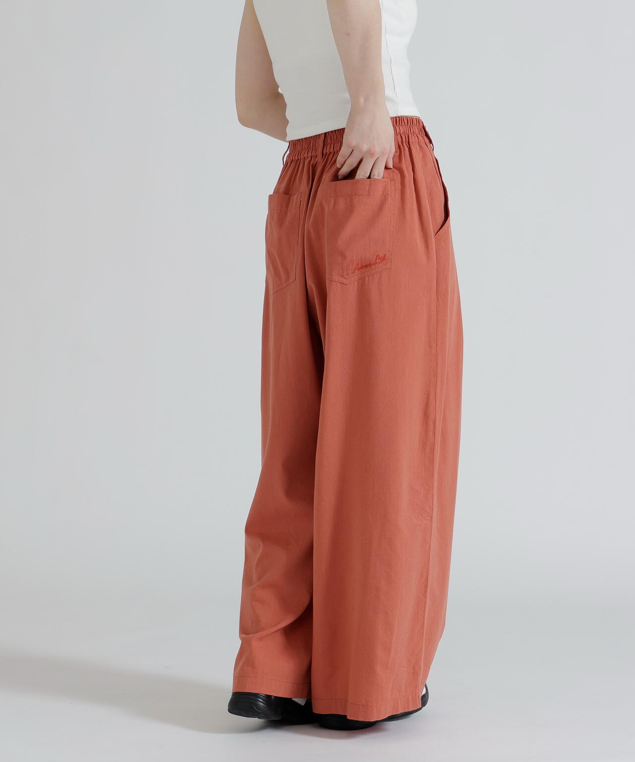 DESIGN BELT TUCK DETAIL PANTS