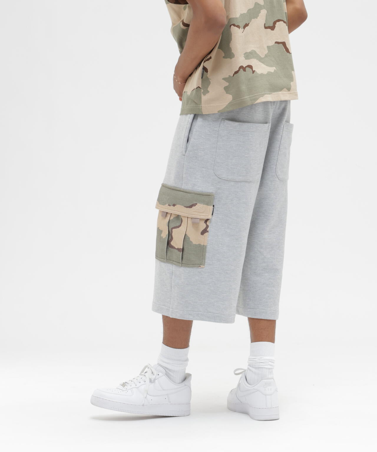 小*将様 超美品 AVIREX L ツナギ ミリタリー アウトドア キャンプ サ SWEAT CAMO CARGO SHORTS | AVIREX（アヴィレックス） ｜【公式】通販