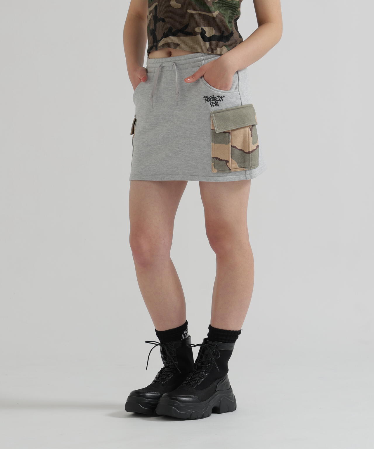 1回着用のみ美品 microwave camo tiered skirt 直営店限定》CAMO SWEAT MINI SKIRT | AVIREX（アヴィレックス
