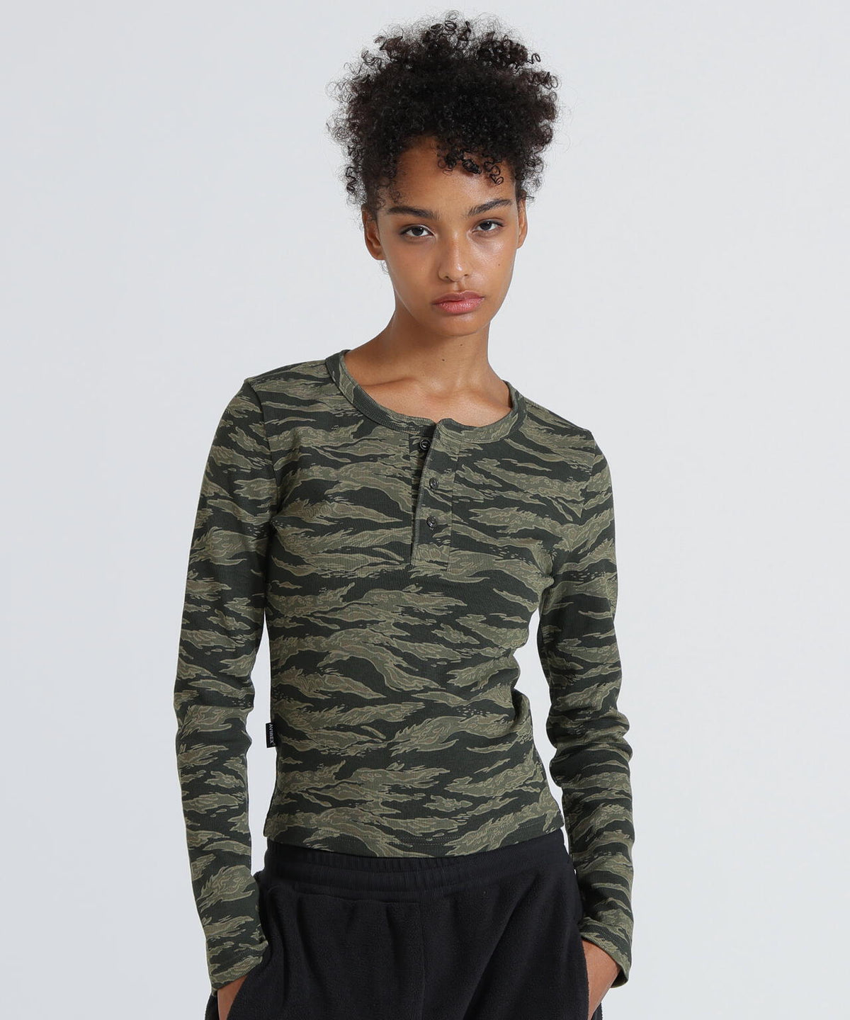 《WEB限定/DAILY/デイリー/WOMAN》RIB CAMO L/S HENLEY NECK T-SHIRT