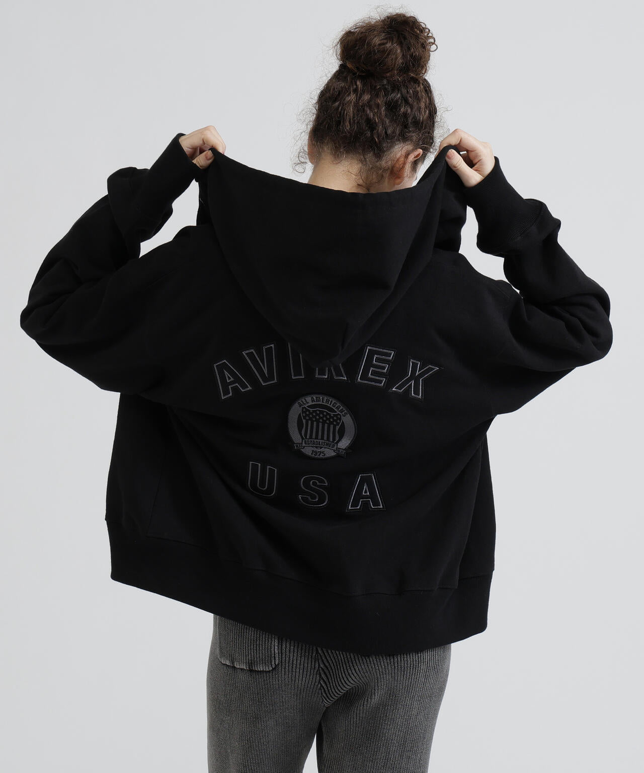 極美品⭐︎Avirex ブラック　レディース WOMAN》SIGNATURE VARSITY LOGO ZIP PARKA | AVIREX（アヴィレックス