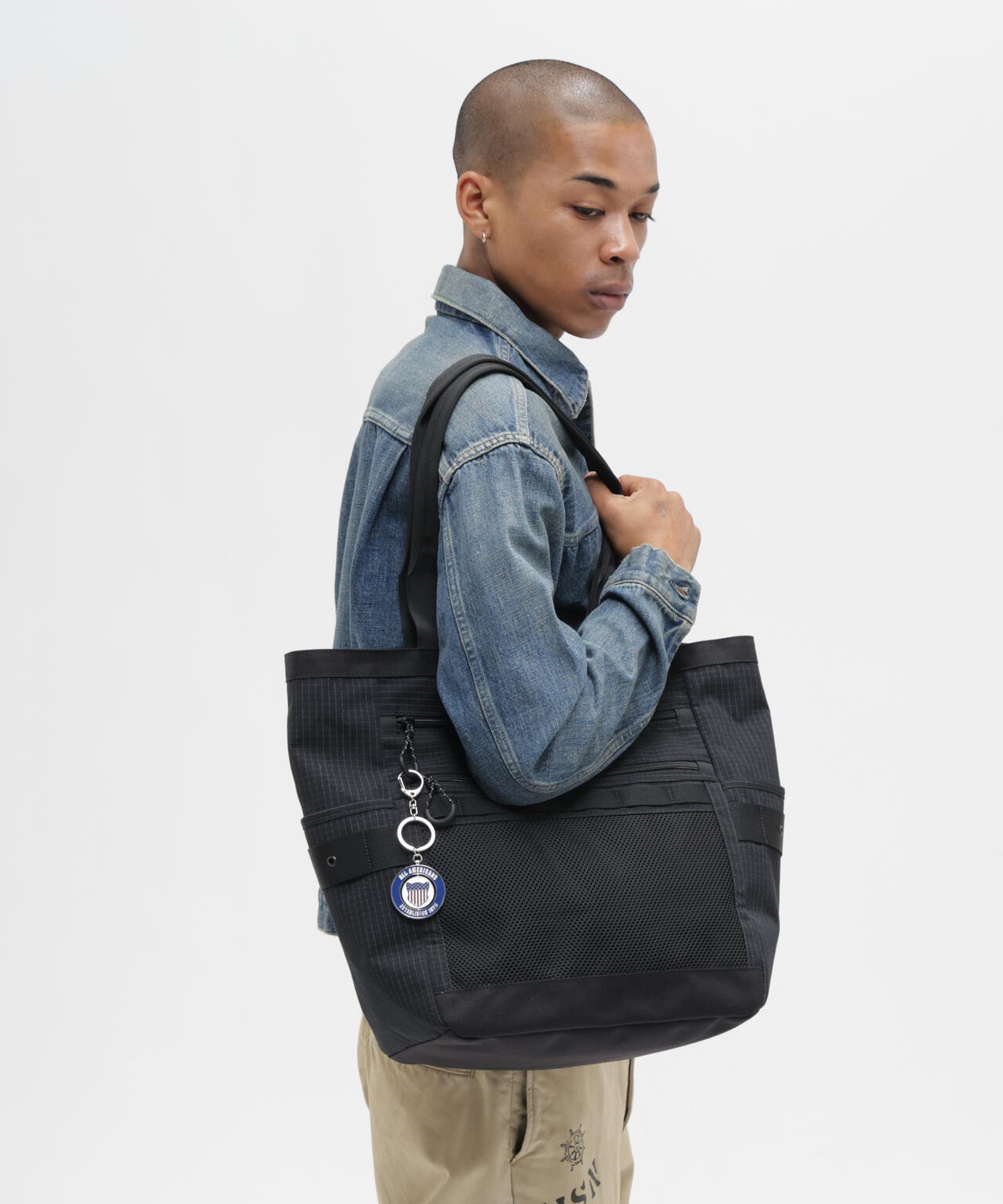 SIGNATURE LOGO KEY HOLDER