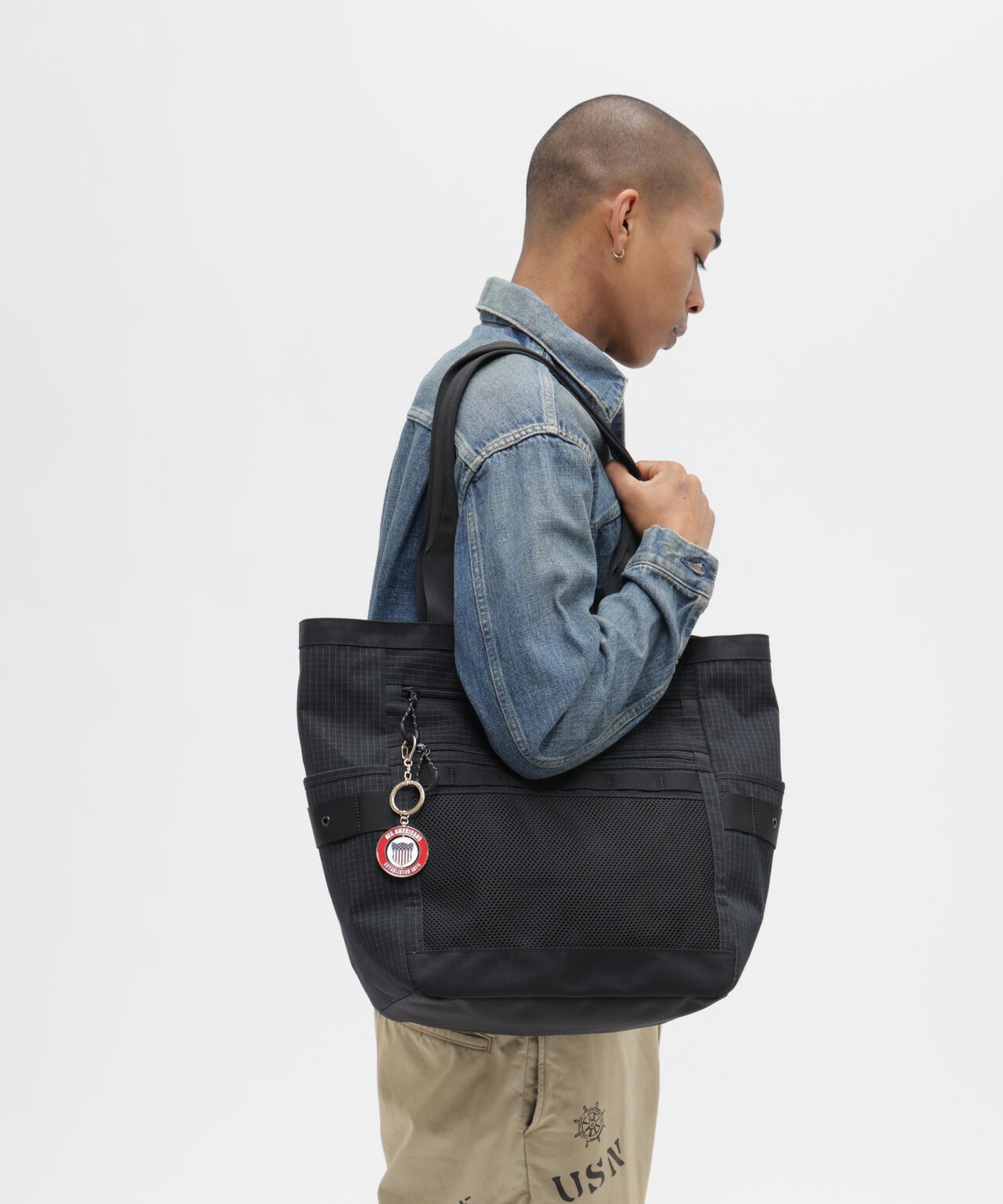 SIGNATURE LOGO KEY HOLDER