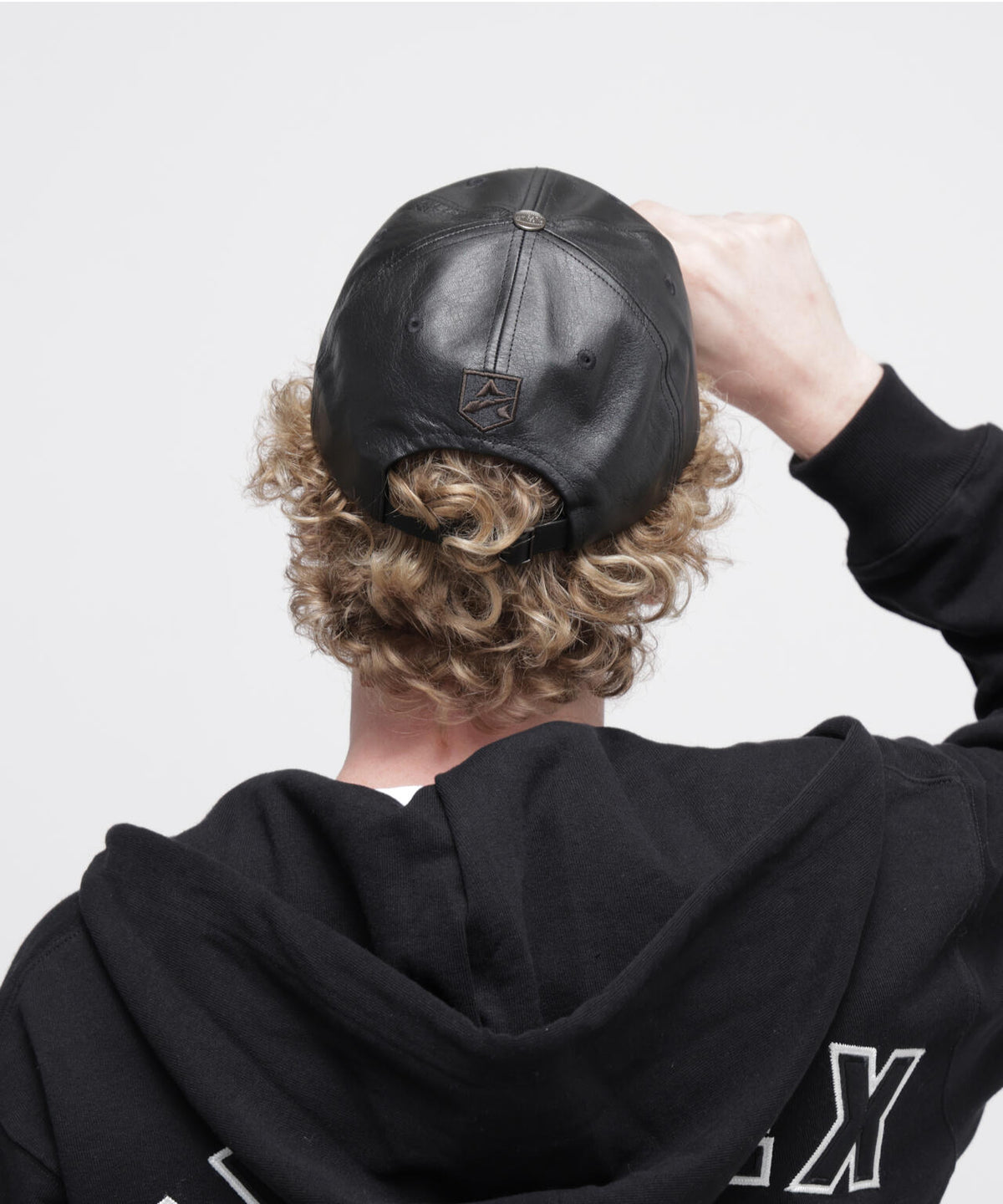 VARSITY LEATHER CAP ”SIGNATURE LOGO” SAME COLOR