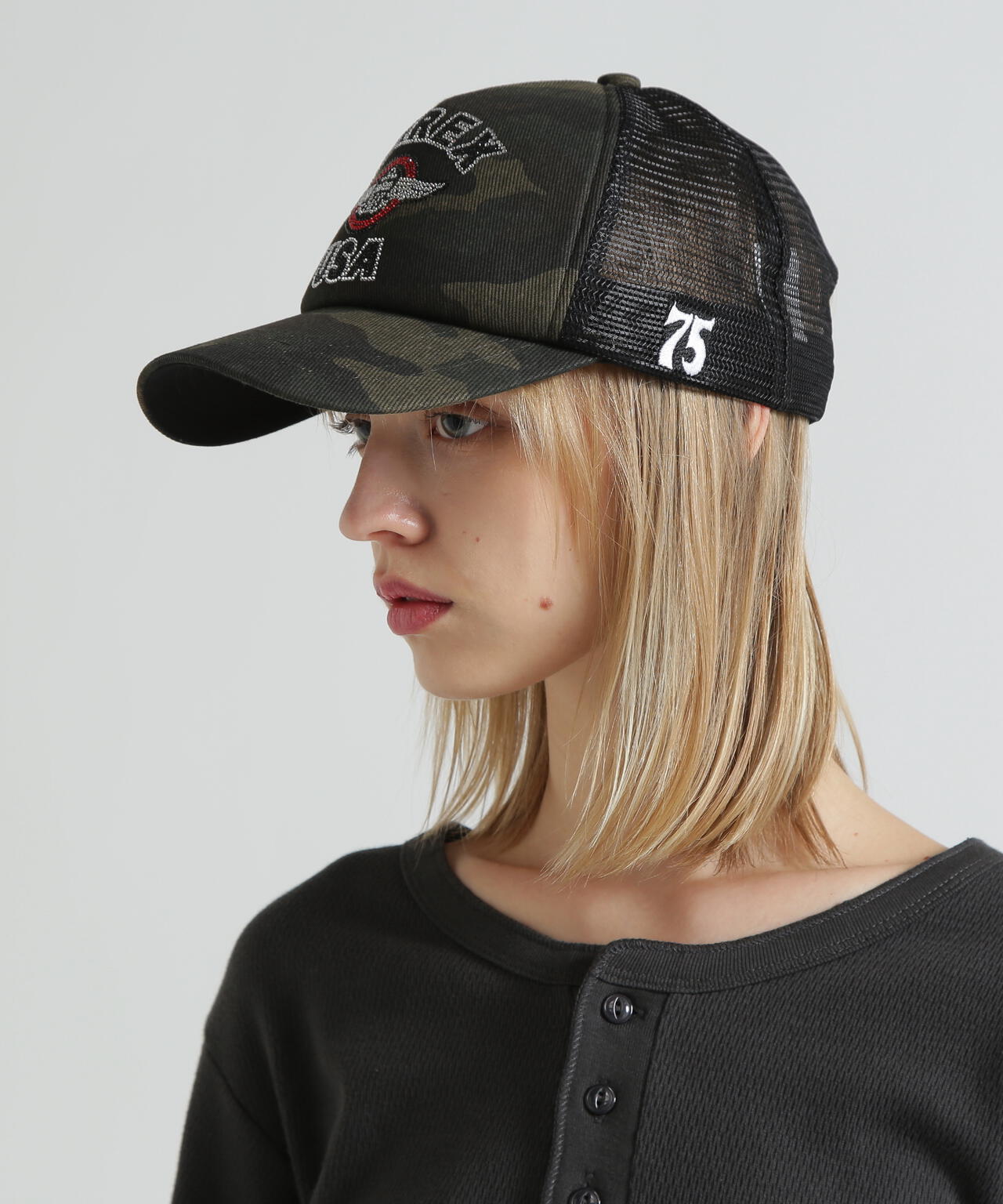 直営店限定】RHINESTONE VARSITY LOGO MESH CAP | AVIREX