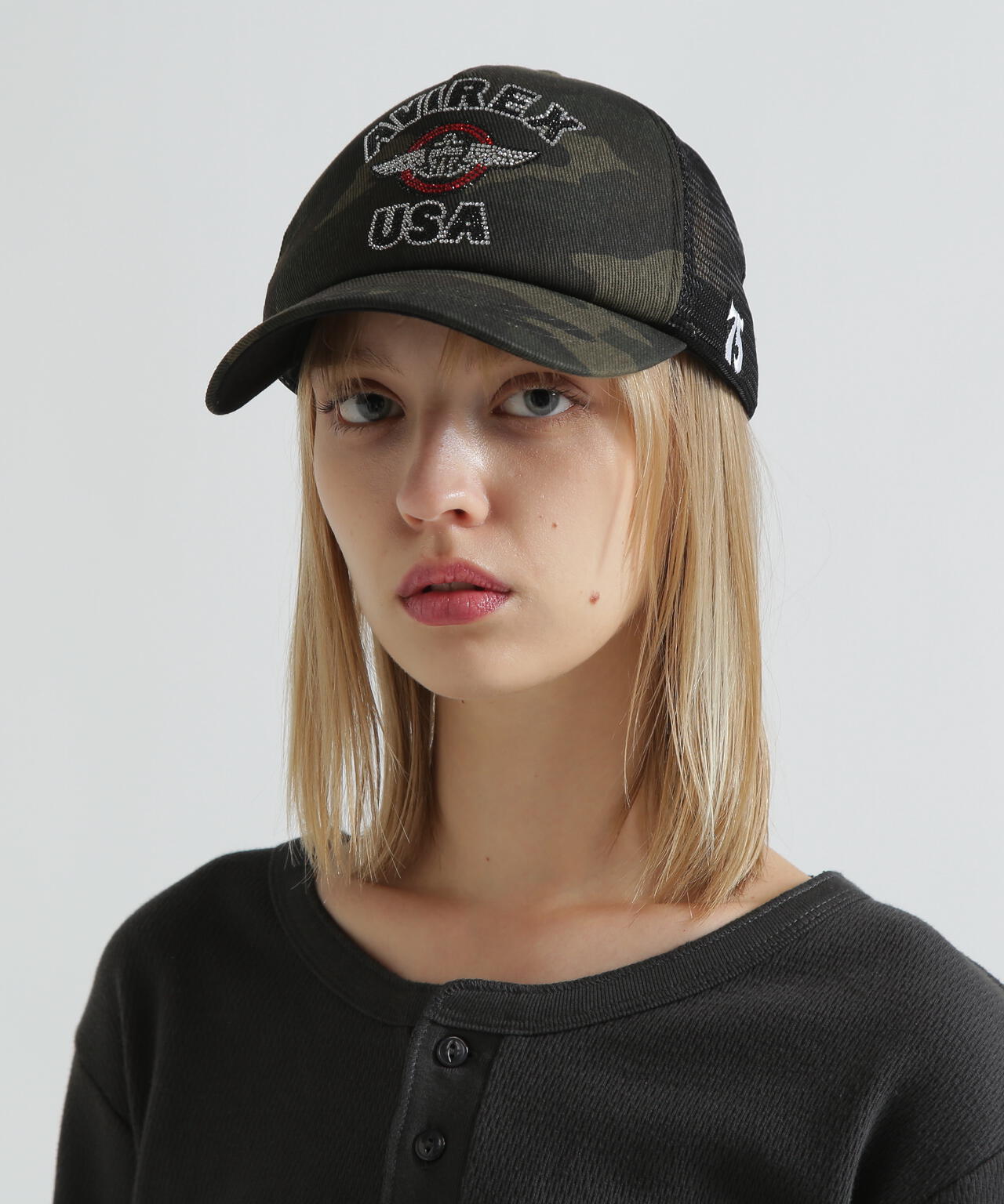 直営店限定】RHINESTONE VARSITY LOGO MESH CAP | AVIREX