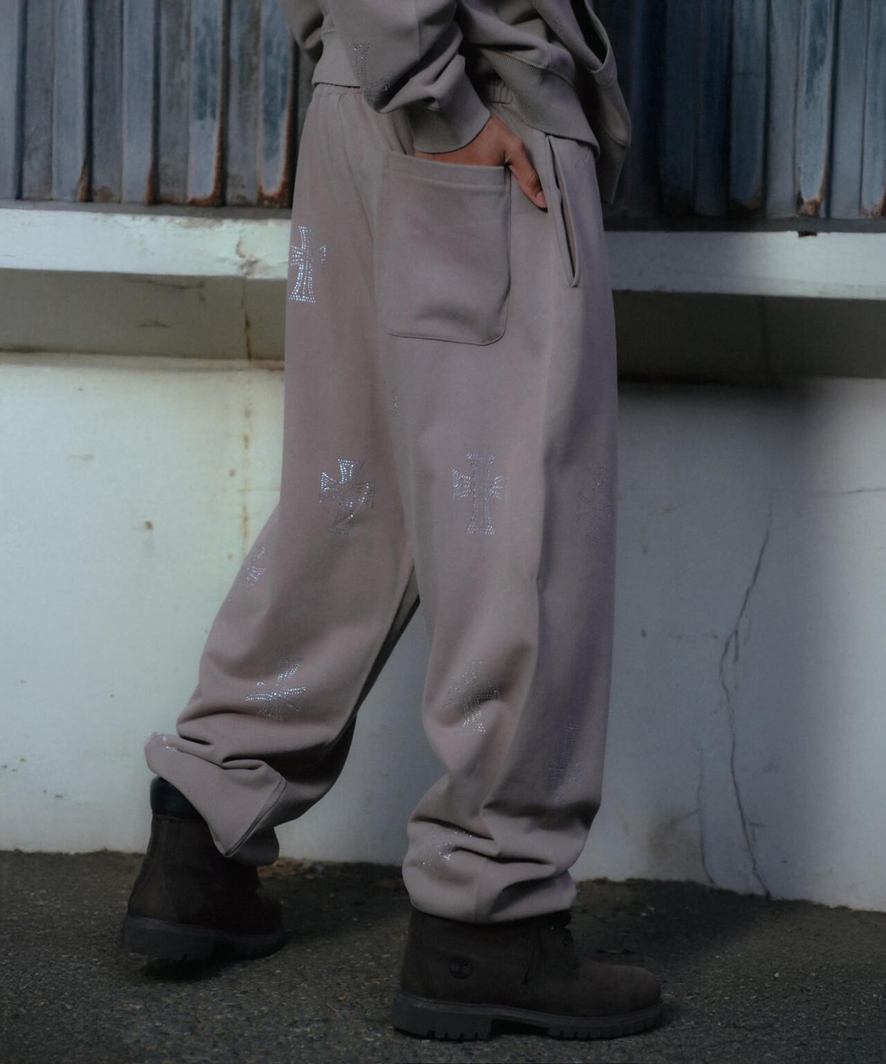 UNKNOWNLONDON/アンノウンロンドン/OUTLINE RHINESTONE SWEAT PANTS