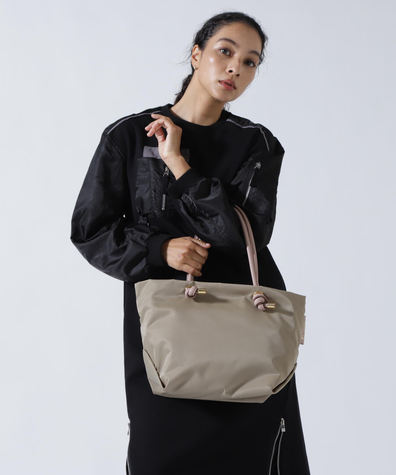 VIOLAd'ORO (ヴィオラドーロ) ノットハンドルナイロントートM サイズ