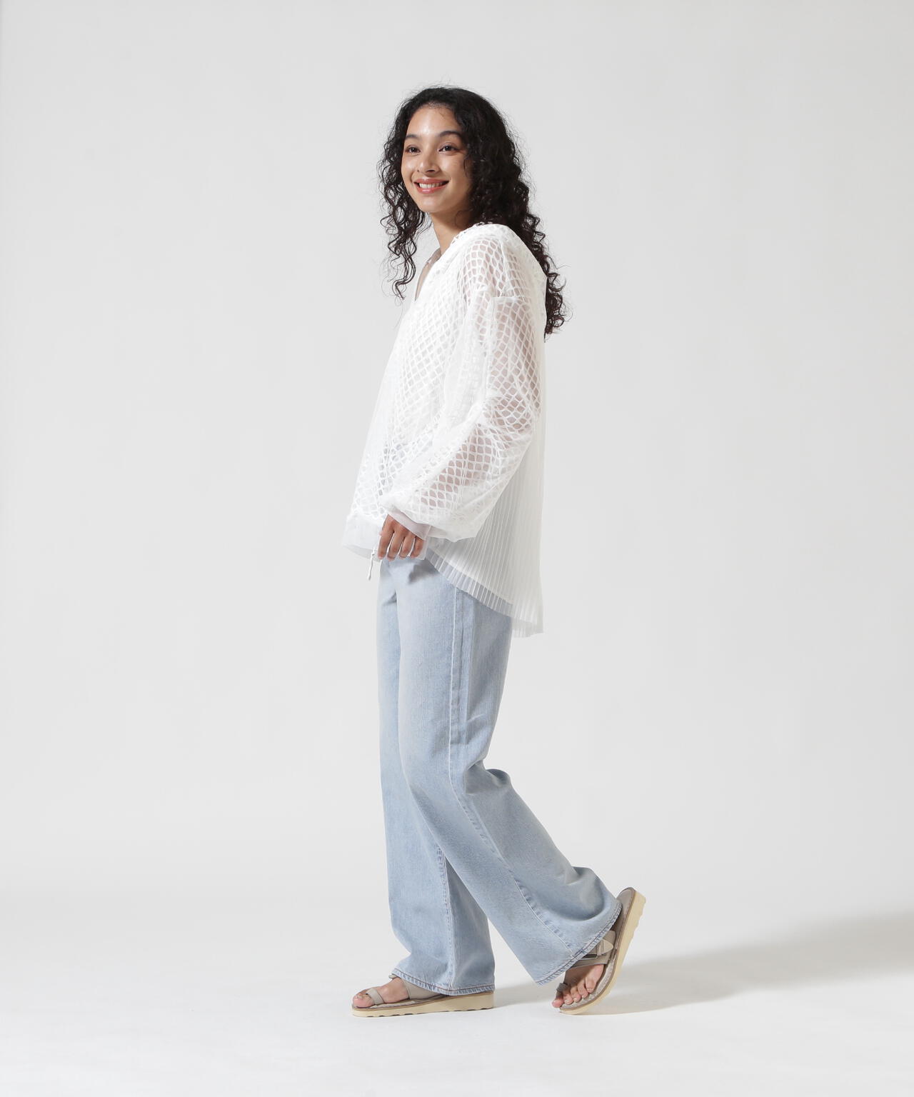 AULA AILA（アウラ アイラ）別注バックプリーツメッシュフーディ