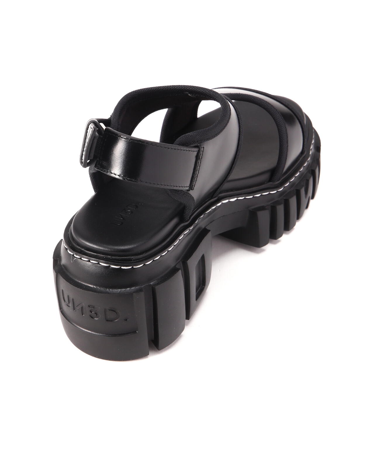 UN3D. ホールカッティングレザーサンダル