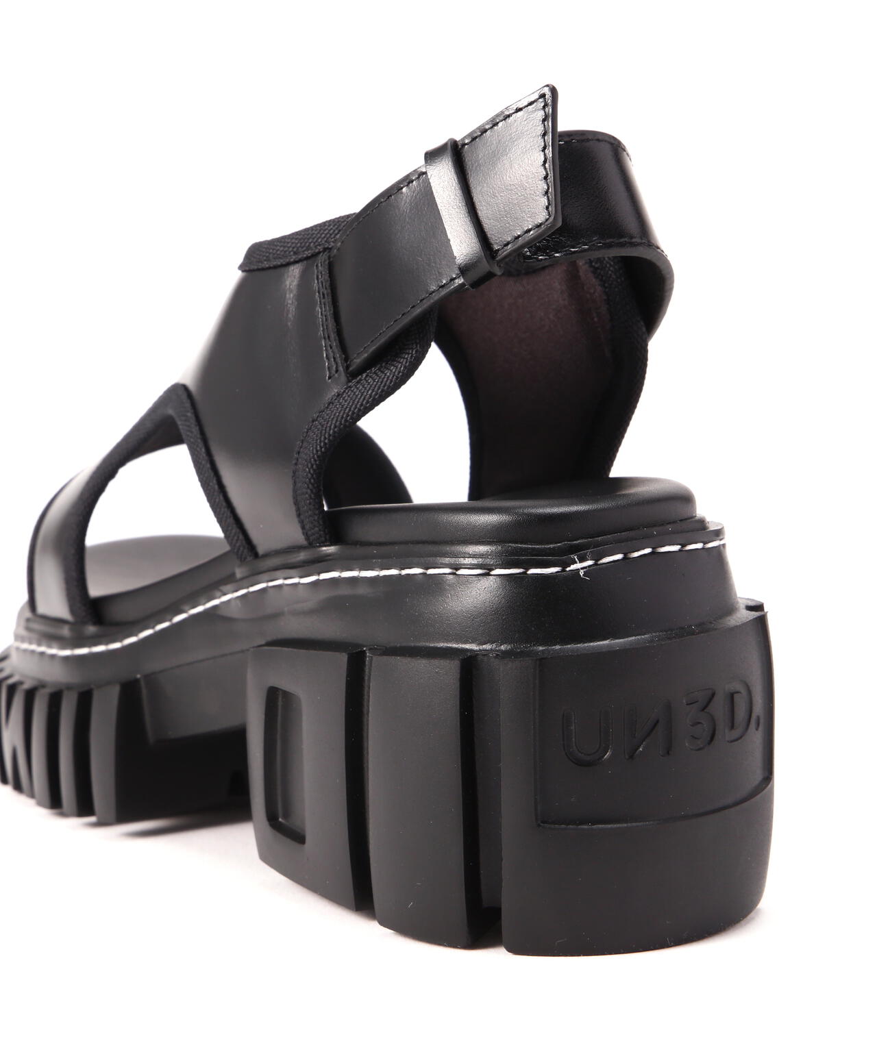 UN3D. ホールカッティングレザーサンダル