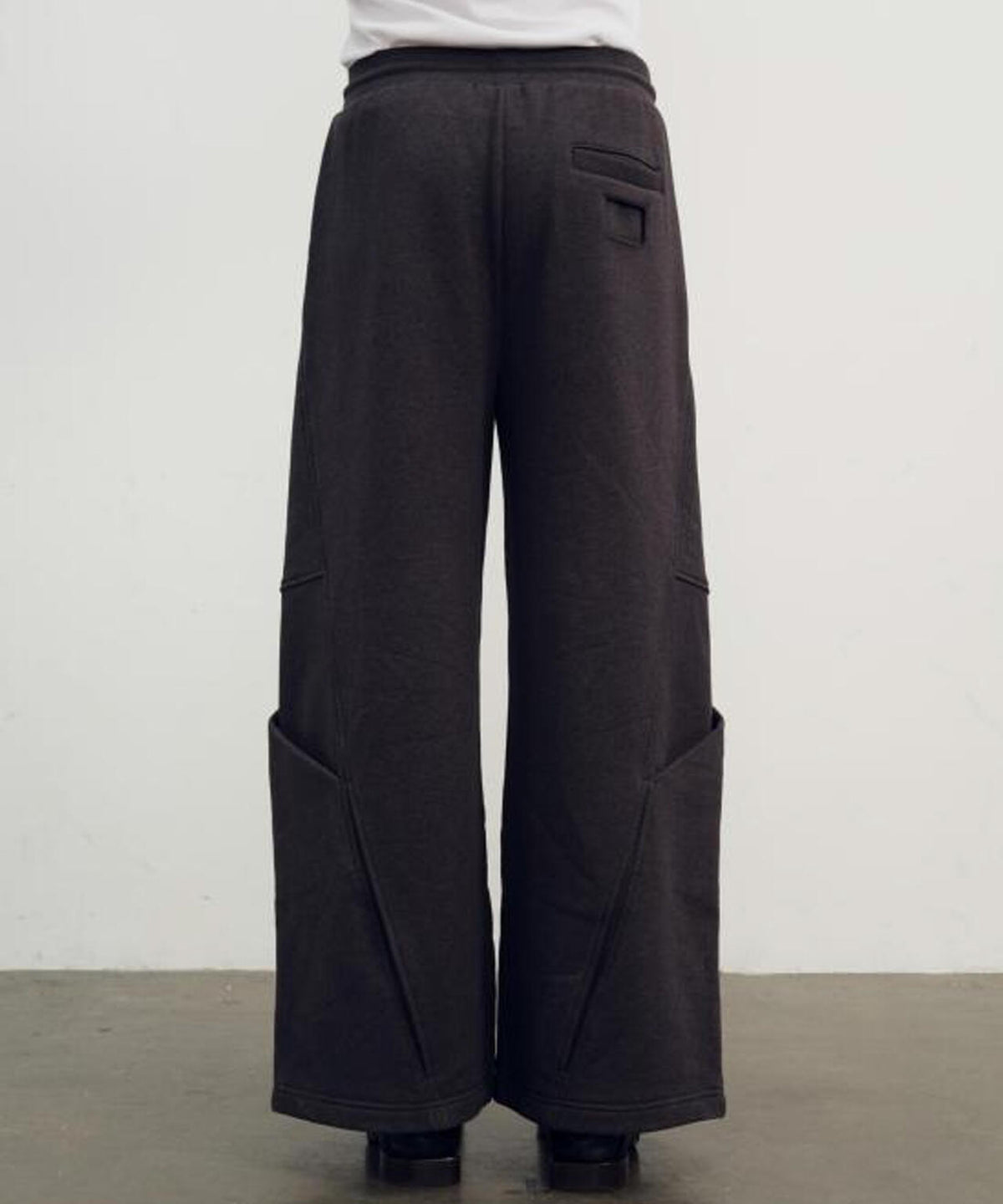 NULLUS/ヌルス/SCULPTURAL CUT WIDE LEG SWEATS/NUAW26TRO007