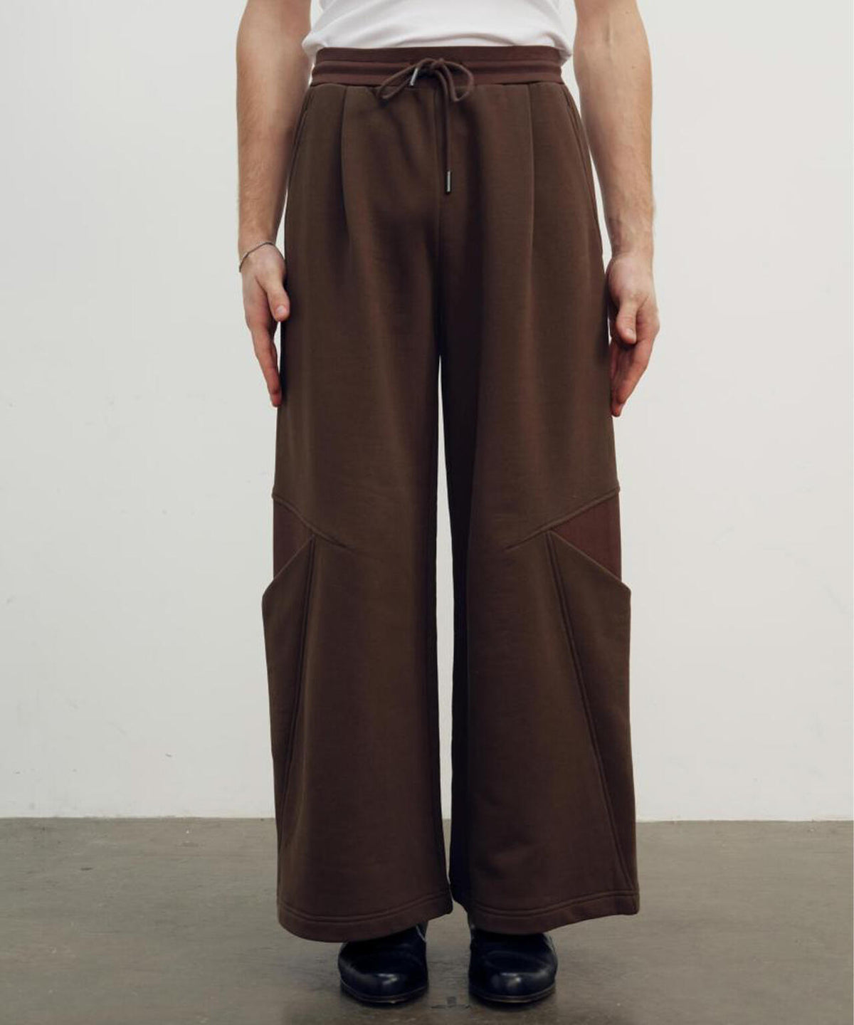 NULLUS/ヌルス/SCULPTURAL CUT WIDE LEG SWEATS/NUAW26TRO007