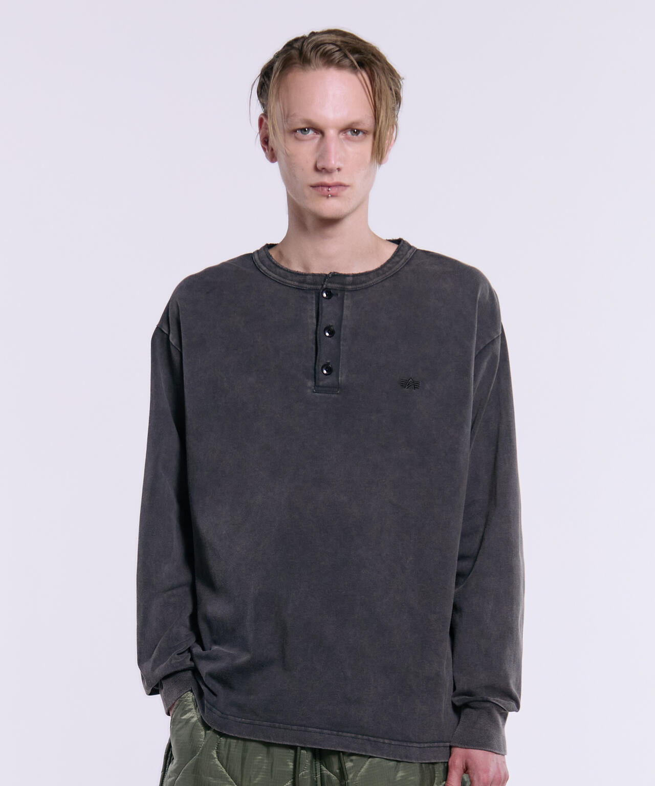 SNOW WASH LS HENLEY NECK T-SHIRT | Alpha Industries（アルファ